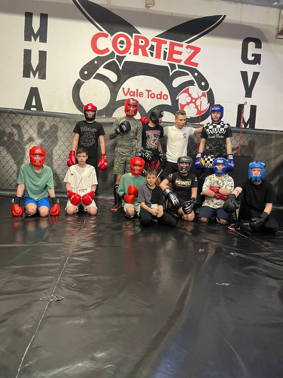 Дитяча група на тренуванні MMA у залі Cortez