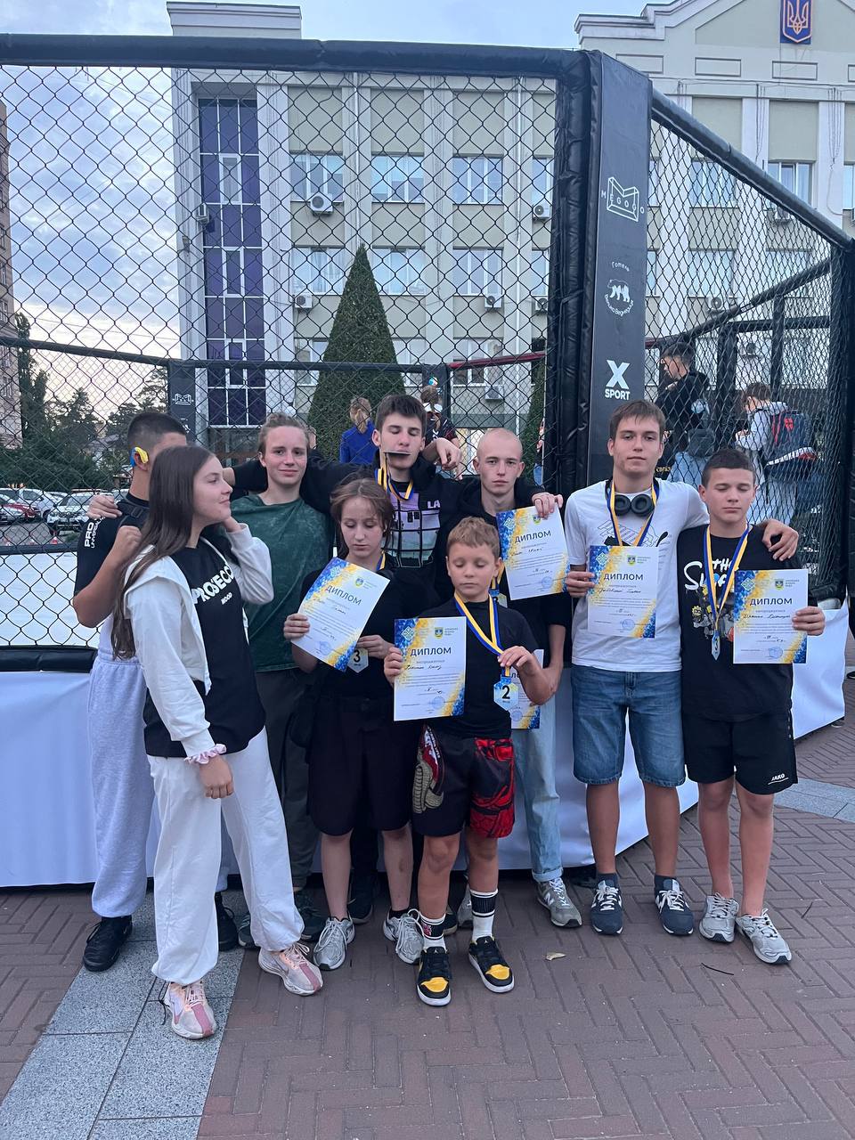 Учні з дипломами після змагань
